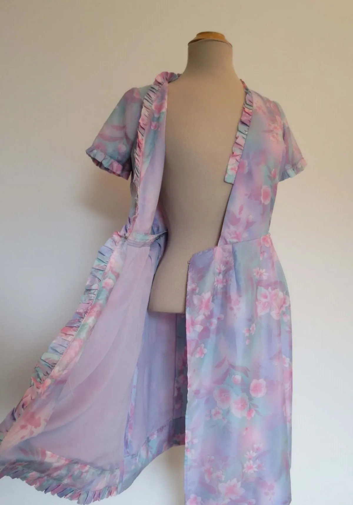 Mauve and Pink Floral Wrap Dress or Robe - 1960s - Bust 86 cm