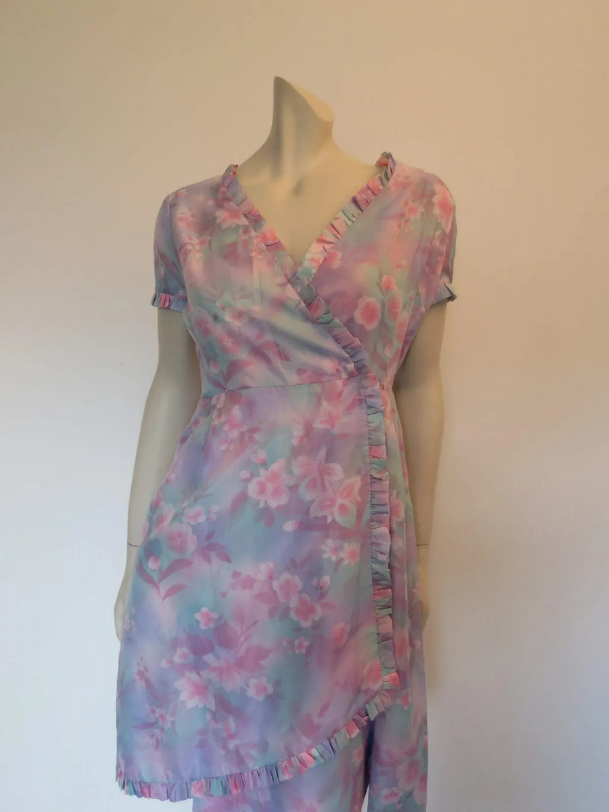 Mauve and Pink Floral Wrap Dress or Robe - 1960s - Bust 86 cm