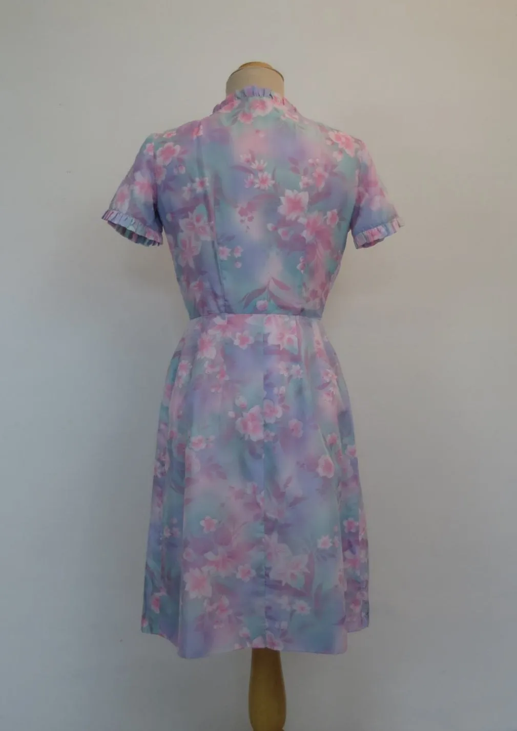 Mauve and Pink Floral Wrap Dress or Robe - 1960s - Bust 86 cm