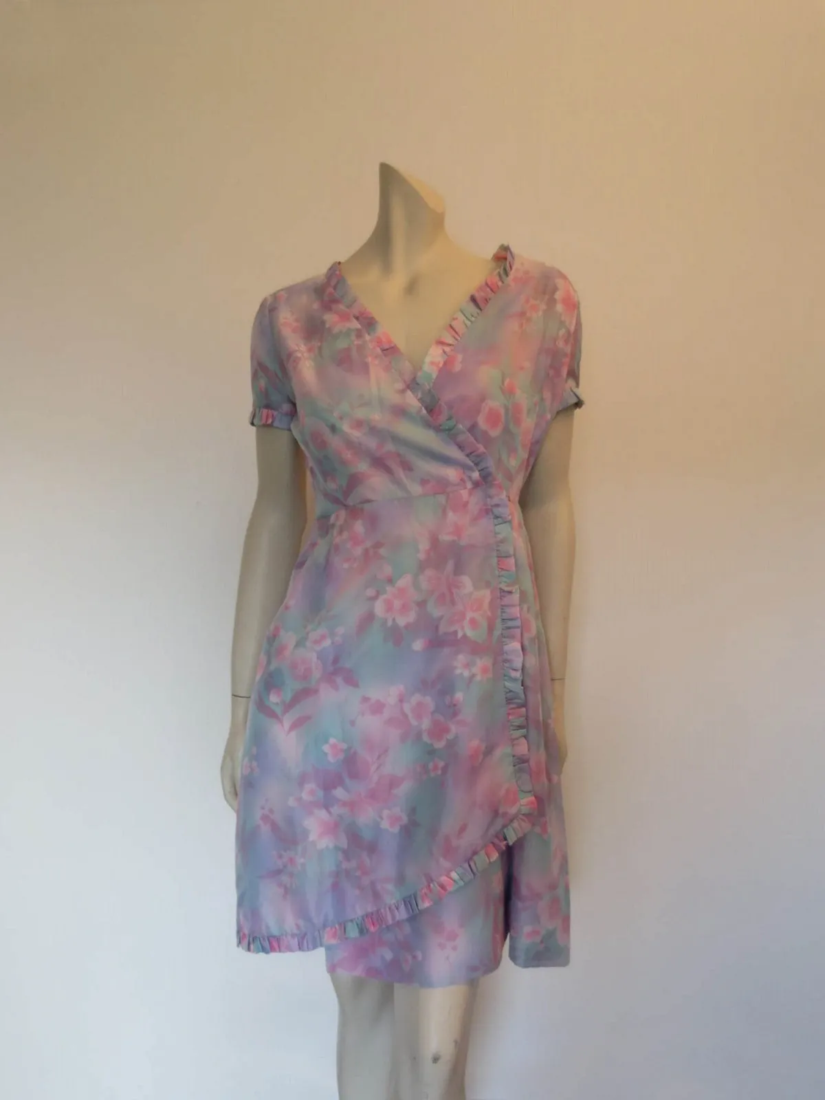 Mauve and Pink Floral Wrap Dress or Robe - 1960s - Bust 86 cm