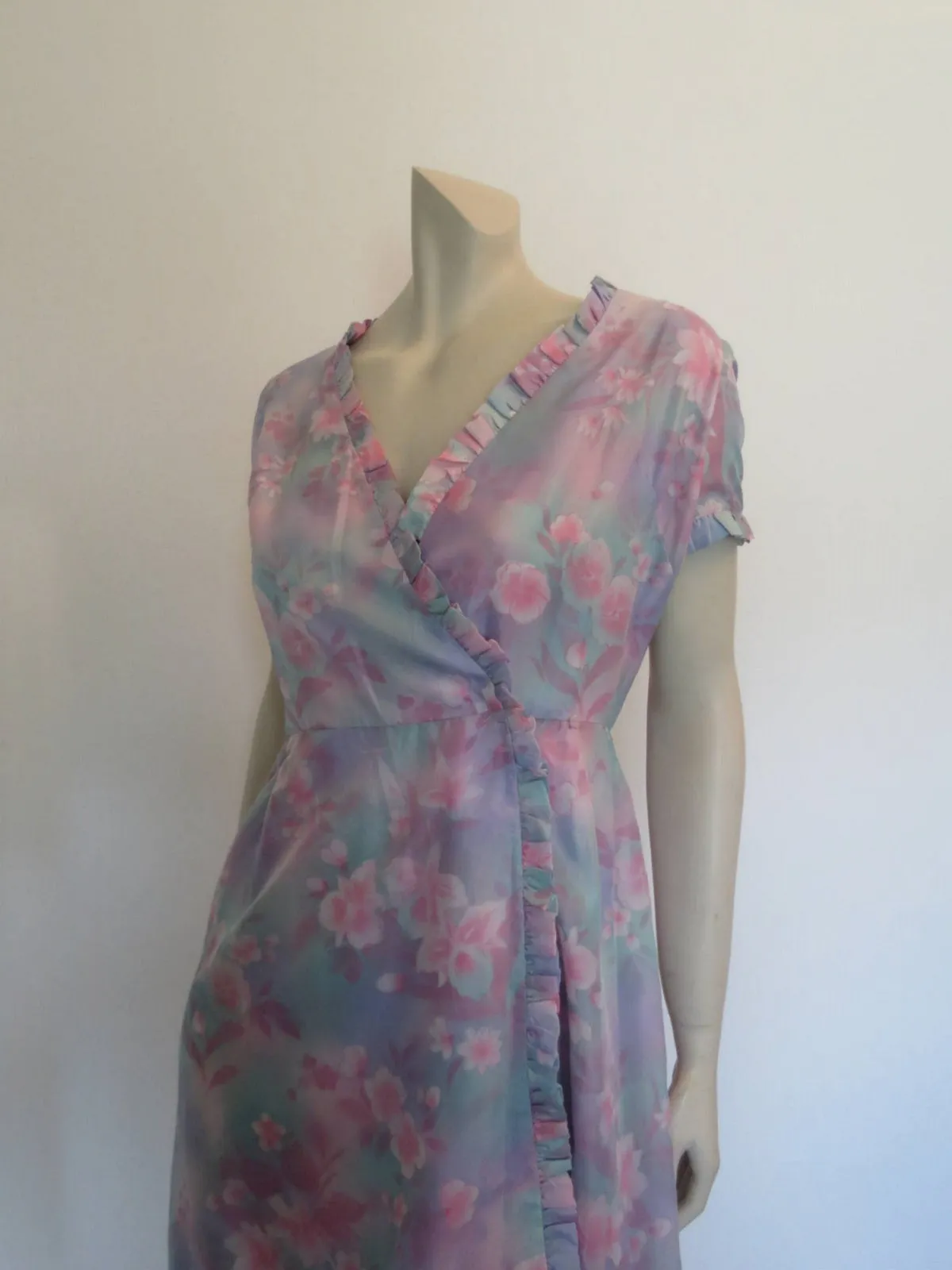 Mauve and Pink Floral Wrap Dress or Robe - 1960s - Bust 86 cm