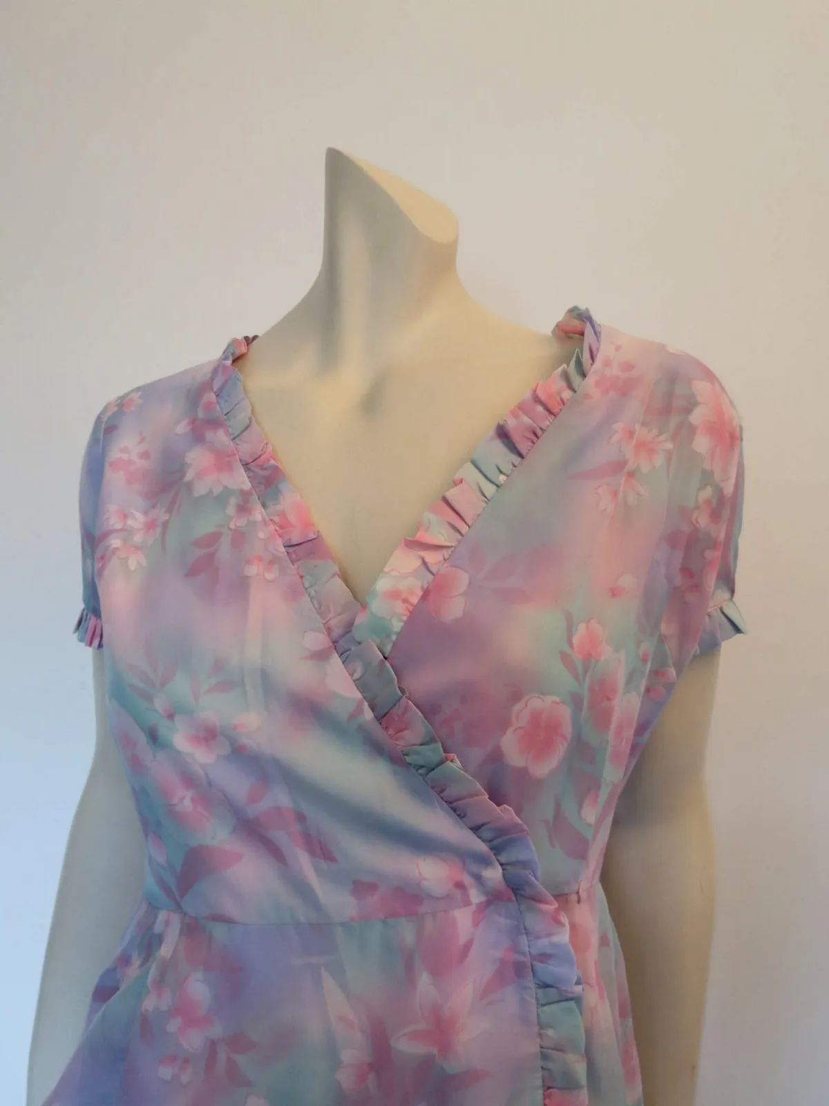 Mauve and Pink Floral Wrap Dress or Robe - 1960s - Bust 86 cm